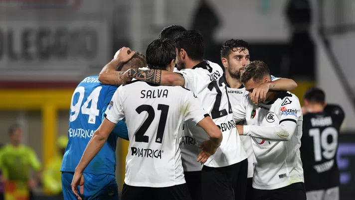 LA SPEZIA, ITALY - DECEMBER 16: Players of Spezia Calcio celebrate with Ivan Provedel of Spezia Calcio after he saves a penalty from Musa Barrow of Bologna FC during the Serie A match between Spezia Calcio and Bologna FC at Stadio Alberto Picco on December 16, 2020 in La Spezia, Italy. (Photo by Chris Ricco/Getty Images)
