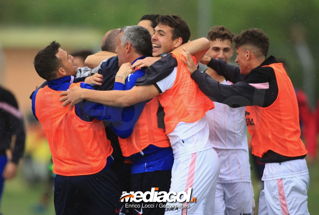  CAGLIARI, ITALY - MAY 05: Players of Palermo and the coach Giuseppe Scurto celebrate promotion in Primavera 1 during the Primavera 1 match between Cagliari Calcio U19 and US Citta di Palermo U19 at Stadio Renato Raccis on May 5, 2018 (Photo by Enrico Locci/Getty Images) 