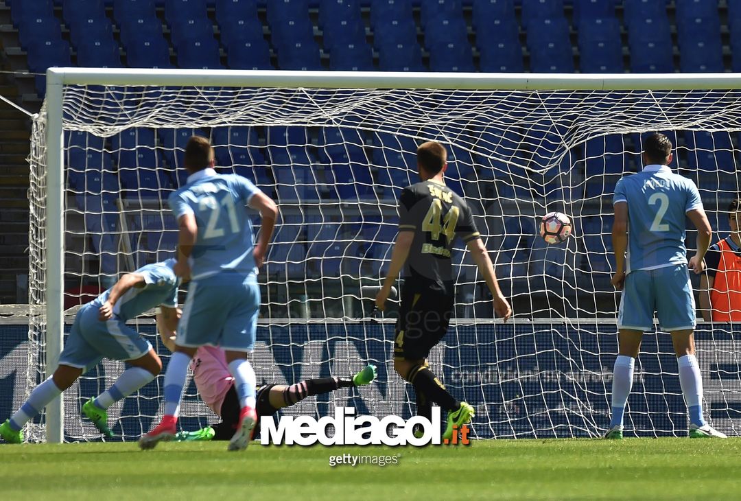  ROME, ITALY - APRIL 23:  Ciro Immobile of Lazio scores the opening goal during the Serie A match between SS Lazio and US Citta di Palermo at Stadio Olimpico on April 23, 2017 in Rome, Italy.  (Photo by Tullio M. Puglia/Getty Images) 