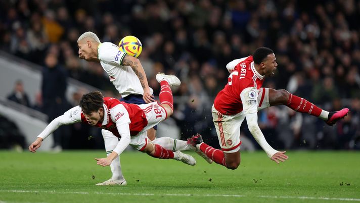 LONDON, ENGLAND - JANUARY 15: Richarlison of Tottenham Hotspur jumps for the ball with Takehiro Tomiyasu and Gabriel of Arsenal during the Premier League match between Tottenham Hotspur and Arsenal FC at Tottenham Hotspur Stadium on January 15, 2023 in London, England. (Photo by Catherine Ivill/Getty Images) Richarlison perde il derby ma si rammarica per…il Brasile - immagine 1