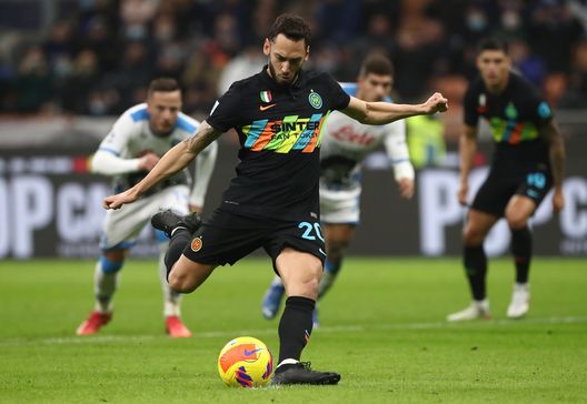(Photo by Marco Luzzani/Getty Images) Il Napoli ha vinto solo nove volte in A a San Siro contro l’Inter in 97 anni- immagine 2