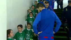 VIDEO / Pique annuncia alla bambina che sarà la mascotte di Messi: stupenda la reazione