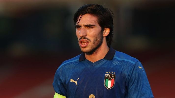 MONZA, ITALY - OCTOBER 12: Sandro Tonali of Italy looks on during the 2022 UEFA European Under-21 Championship Qualifier match between Italy and Sweden at Stadio Brianteo on October 12, 2021 in Monza, Italy. (Photo by Marco Luzzani/Getty Images) Milan, le ultime su Tonali: domani gli esami. Giroud oggi a parte, Messias… - immagine 1