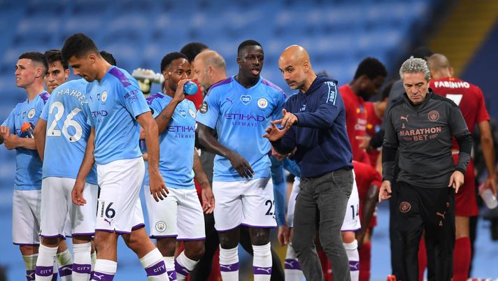 MANCHESTER, ENGLAND - JULY 02: Pep Guardiola, Manager of Manchester City speaks to Benjamin Mendy of Manchester City during a drinks break during the Premier League match between Manchester City and Liverpool FC at Etihad Stadium on July 02, 2020 in Manchester, England. Football Stadiums around Europe remain empty due to the Coronavirus Pandemic as Government social distancing laws prohibit fans inside venues resulting in all fixtures being played behind closed doors. (Photo by Laurence Griffiths/Getty Images) LA MANO TESA DI PEP