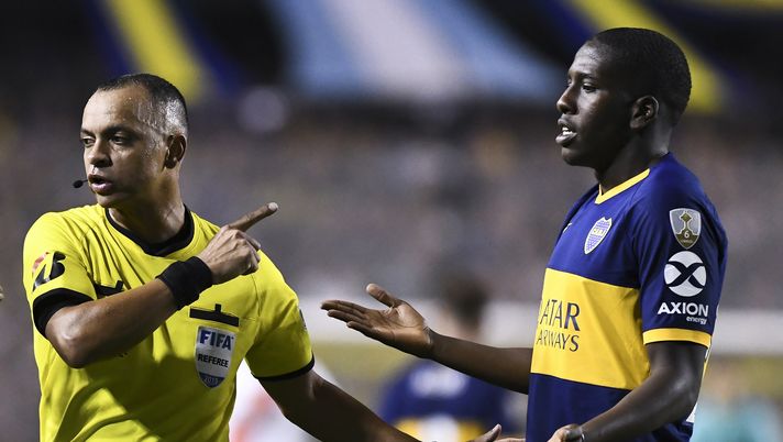 BUENOS AIRES, ARGENTINA - OCTOBER 22: Jan Hurtado of Boca Juniors argues with referee Wilton Sampaio during the Semifinal second leg match between Boca Juniors and River Plate as part of Copa CONMEBOL 2019 at Estadio Alberto J. Armando on October 22, 2019 in Buenos Aires, Argentina. (Photo by Rodrigo Valle/Getty Images) BUENOS AIRES, ARGENTINA - OCTOBER 22: Jan Hurtado of Boca Juniors argues with referee Wilton Sampaio during the Semifinal second leg match between Boca Juniors and River Plate as part of Copa CONMEBOL 2019 at Estadio Alberto J. Armando on October 22, 2019 in Buenos Aires, Argentina. (Photo by Rodrigo Valle/Getty Images)