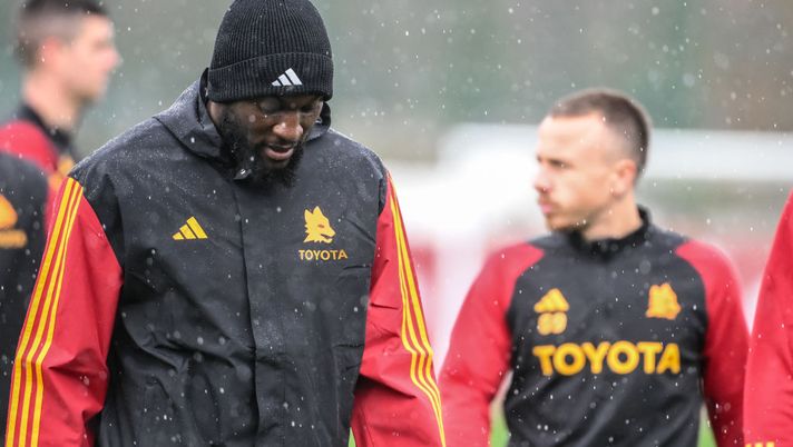ROME, ITALY - MARCH 01: AS Roma player Romelu Lukaku during a training session at Centro Sportivo Fulvio Bernardini on March 01, 2024 in Rome, Italy. (Photo by Fabio Rossi/AS Roma via Getty Images) Monza-Roma, probabili formazioni dei quotidiani: tornano Lukaku e la difesa a quattro - immagine 1