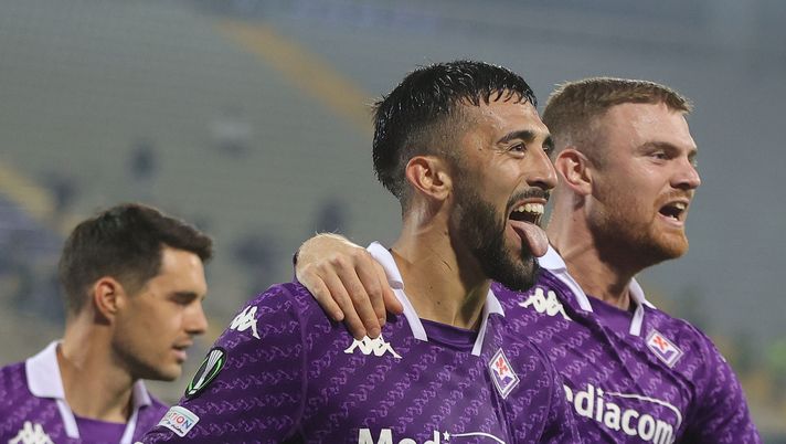 FLORENCE, ITALY - NOVEMBER 30: Nicolás Iván González of ACF Fiorentina celebrates after scoring a goal during the match between of ACF Fiorentina and KRC Genk - Group F - Uefa Eurcopa Conference League 2023/24 at Stadio Artemio Franchi on November 30, 2023 in Florence, Italy. (Photo by Gabriele Maltinti/Getty Images) Fiorentina, contro il Ferencvaros per fare… 11: le sfide fra viola e ungheresi - immagine 1