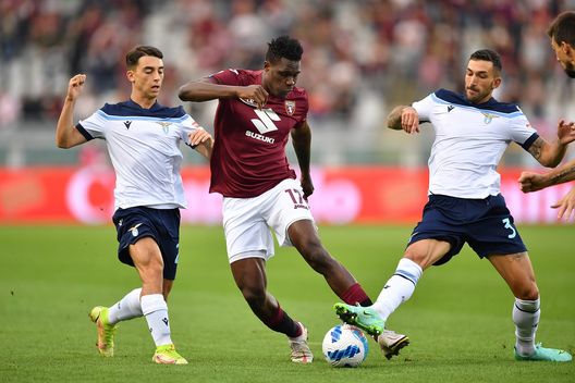 TURIN, ITALY - SEPTEMBER 23: Wilfried Singo (C) of Torino FC is challenged by Raul Moro (L) and Luiz Felipe of SS Lazio during the Serie A match between Torino FC v SS Lazio at Stadio Olimpico di Torino on September 23, 2021 in Turin, Italy. (Photo by Valerio Pennicino/Getty Images) TURIN, ITALY - SEPTEMBER 23: Wilfried Singo (C) of Torino FC is challenged by Raul Moro (L) and Luiz Felipe of SS Lazio during the Serie A match between Torino FC v SS Lazio at Stadio Olimpico di Torino on September 23, 2021 in Turin, Italy. (Photo by Valerio Pennicino/Getty Images)