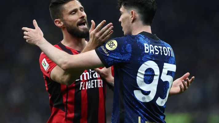 MILAN, ITALY - APRIL 19: Olivier Giroud of AC Milan disputes with  Alessandro Bastoni of FC Internazionale during the Coppa Italia Semi Final 2nd Leg match between FC Internazionale v AC Milan at Giuseppe Meazza Stadium on April 19, 2022 in Milan, Italy. (Photo by Marco Luzzani/Getty Images)  FLASH – Inter, Milan e non solo: ecco gli orari e le date dell’ultima giornata - immagine 1