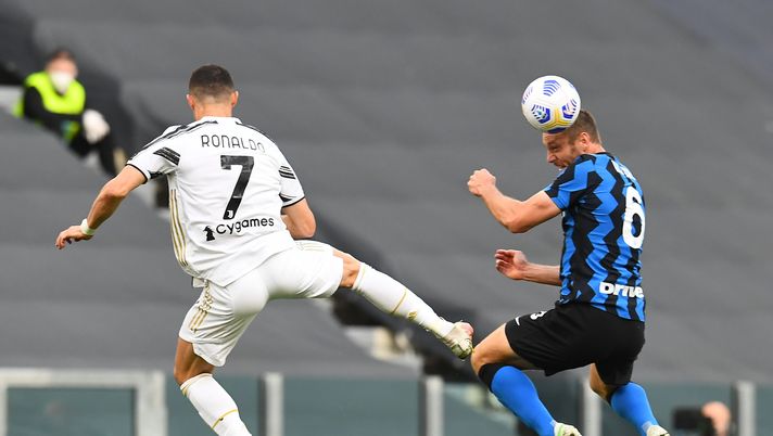TURIN, ITALY - MAY 15: Stefan de Vrij of FC Internazionale competes for the ball with Cristiano Ronaldo of Juventus during the Serie A match between Juventus and FC Internazionale at on May 15, 2021 in Turin, Italy. Sporting stadiums around Italy remain under strict restrictions due to the Coronavirus Pandemic as Government social distancing laws prohibit fans inside venues resulting in games being played behind closed doors. (Photo by Claudio Villa - Inter/Inter via Getty Images) TURIN, ITALY - MAY 15: Stefan de Vrij of FC Internazionale competes for the ball with Cristiano Ronaldo of Juventus during the Serie A match between Juventus and FC Internazionale at on May 15, 2021 in Turin, Italy. Sporting stadiums around Italy remain under strict restrictions due to the Coronavirus Pandemic as Government social distancing laws prohibit fans inside venues resulting in games being played behind closed doors. (Photo by Claudio Villa - Inter/Inter via Getty Images)