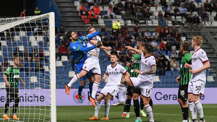 REGGIO NELL'EMILIA, ITALY - MAY 08: Andrea Consigli of US Sassuolo makes a save against Lewis Ferguson of Bologna FC during the Serie A match between US Sassuolo and Bologna FC at Mapei Stadium - Citta' del Tricolore on May 08, 2023 in Reggio nell'Emilia, Italy. (Photo by Alessandro Sabattini/Getty Images) Dominguez salva il Bologna: al Mapei è 1-1- immagine 1