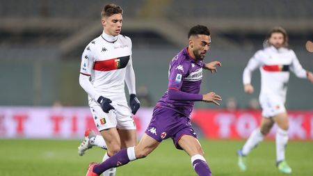 FLORENCE, ITALY - JANUARY 17: Nicolas Gonzalez of ACF Fiorentina battles for the ball with Riccardo Calafiori of Genoa CFC during the Serie A match between ACF Fiorentina and Genoa CFC at Stadio Artemio Franchi on January 17, 2022 in Florence, Italy. (Photo by Gabriele Maltinti/Getty Images) FLORENCE, ITALY - JANUARY 17: Nicolas Gonzalez of ACF Fiorentina battles for the ball with Riccardo Calafiori of Genoa CFC during the Serie A match between ACF Fiorentina and Genoa CFC at Stadio Artemio Franchi on January 17, 2022 in Florence, Italy. (Photo by Gabriele Maltinti/Getty Images)
