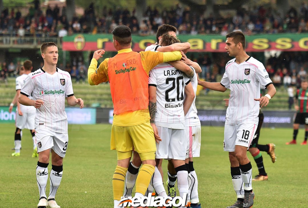  TERNI, ITALY - MAY 05:  Antonino La Gumina of US Città di Palermo celebrates with teammates after scoring goal 0-2 during the serie B match between Ternana Calcio and US Citta di Palermo at Stadio Libero Liberati on May 5, 2018 in Terni, Italy.  (Photo by Giuseppe Bellini/Getty Images) 