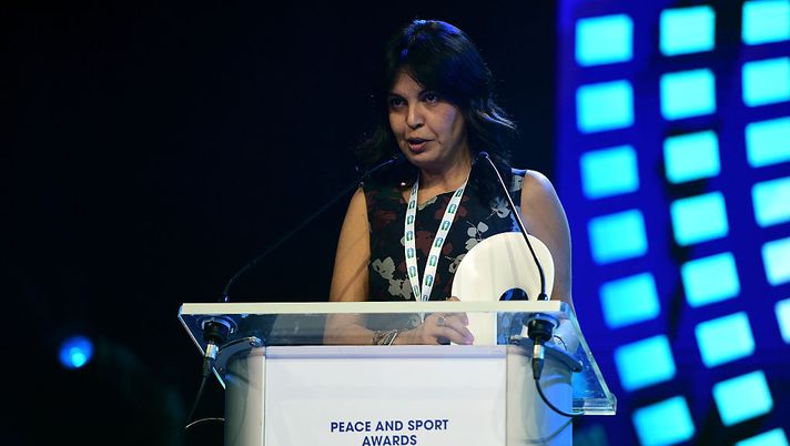 MONACO - NOVEMBER 26: Carlotta Moratti, President of Inter Futura addresses the audience after being presented with the Corporate Social Responsibility of the Year Award during the Peace & Sport Gala Dinner at the Sporting Club on November 26, 2015 in Monaco, Monaco. (Photo by Dan Mullan/Getty Images) Inter Campus, Carlotta Moratti: “Per i bimbi la maglia è più di una seconda pelle” - immagine 1