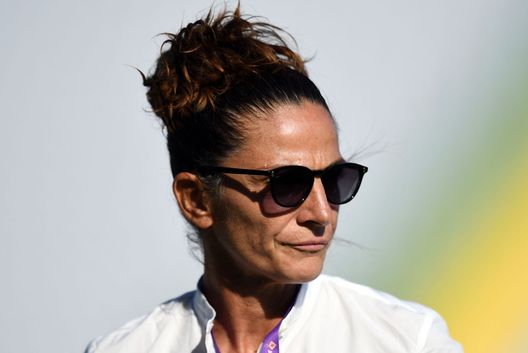 FLORENCE, ITALY - SEPTEMBER 05: Patrizia Panico head coach of ACF Fiorentina women looks on during the Women Serie A match between ACF Fiorentina and Juventus at Artemio Franchi on September 05, 2021 in Florence, Italy. (Photo by Alessandro Sabattini/Getty Images) Panico esulta: “Tenevamo al derby. La società ci chiede di onorare la maglia”- immagine 2