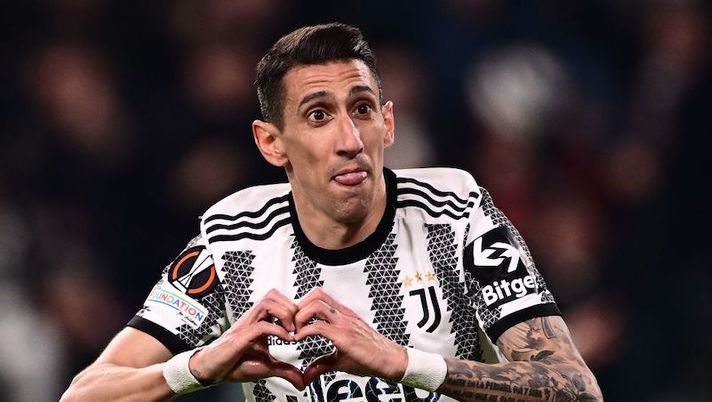 Juventus' Argentinian forward Angel Di Maria celebrates after opening the scoring during the UEFA Europa League round of 16 first leg football match between Juventus and SC Freiburg on March 9, 2023 at the Juventus stadium in Turin. (Photo by Marco BERTORELLO / AFP) (Photo by MARCO BERTORELLO/AFP via Getty Images) Gazzetta: “Di Maria verso il rinnovo con la Juve… anche senza Champions: cosa manca per la firma” - immagine 1