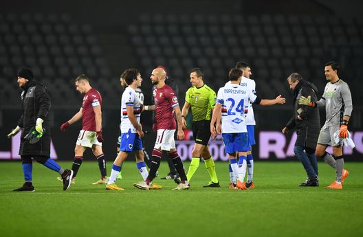 TURIN, ITALY - NOVEMBER 30: Tommaso Augello of U.C. Sampdoria shakes hands with Simone Zaza of Torino F.C. after the Serie A match between Torino FC and UC Sampdoria at Stadio Olimpico di Torino on November 30, 2020 in Turin, Italy. Sporting stadiums around Italy remain under strict restrictions due to the Coronavirus Pandemic as Government social distancing laws prohibit fans inside venues resulting in games being played behind closed doors. (Photo by Valerio Pennicino/Getty Images) TURIN, ITALY - NOVEMBER 30: Tommaso Augello of U.C. Sampdoria shakes hands with Simone Zaza of Torino F.C. after the Serie A match between Torino FC and UC Sampdoria at Stadio Olimpico di Torino on November 30, 2020 in Turin, Italy. Sporting stadiums around Italy remain under strict restrictions due to the Coronavirus Pandemic as Government social distancing laws prohibit fans inside venues resulting in games being played behind closed doors. (Photo by Valerio Pennicino/Getty Images)