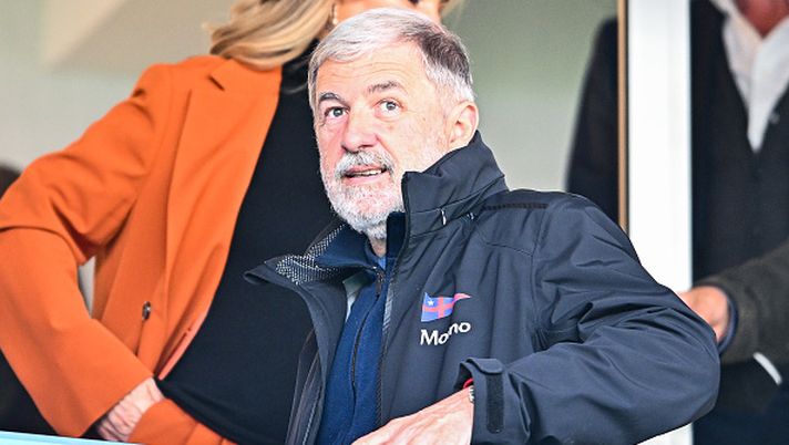 GENOA, ITALY - APRIL 30: Marco Bucci mayor of the town of Genoa looks on prior to kick-off in the Serie A match between UC Sampdoria and Genoa CFC at Stadio Luigi Ferraris on April 30, 2022 in Genoa, Italy. (Photo by Getty Images) Genova, il sindaco chiarisce il suo derby: “Non ho sorriso al rigore sbagliato dal Genoa” - immagine 1