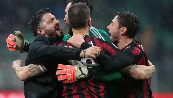 Il Milan festeggia la vittoria del derby di Coppa Italia Gattuso