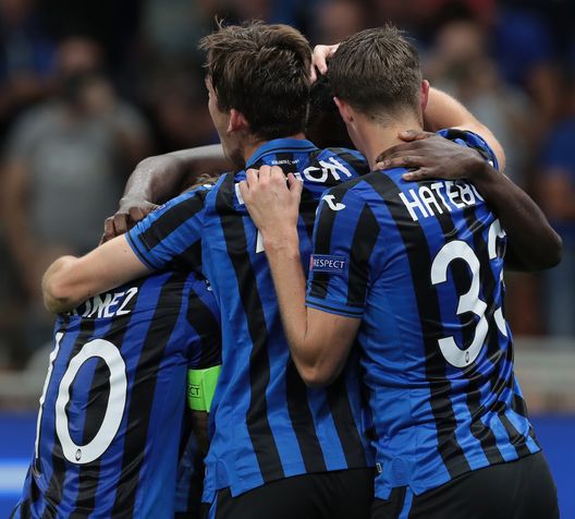  MILAN, ITALY - OCTOBER 01: Duvan Zapata of Atalanta BC celebrates with his team-mates after scoring the opening goal during the UEFA Champions League group C match between Atalanta and Shakhtar Donetsk at Stadio Giuseppe Meazza on October 1, 2019 in Milan, Italy. (Photo by Emilio Andreoli/Getty Images) 