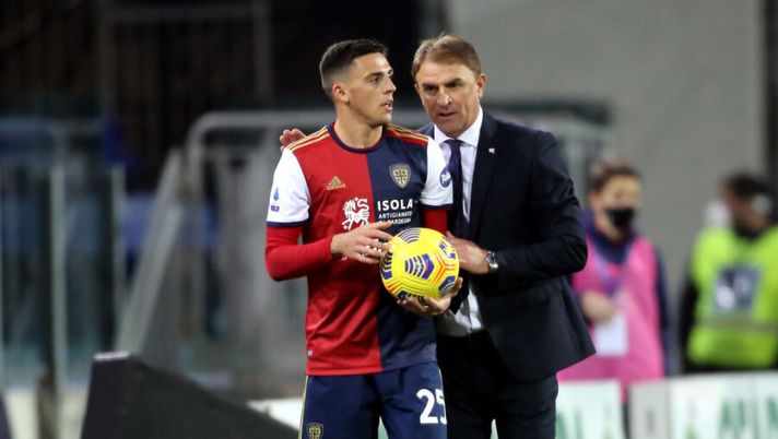 CAGLIARI, ITALY - MARCH 03: Leonardo Semplici and Gabriele Zappa of Cagliari during the Serie A match between Cagliari Calcio and Bologna FC at Sardegna Arena on March 03, 2021 in Cagliari, Italy. (Photo by Enrico Locci/Getty Images) Cagliari, possibili chance per Rugani e Zappa: come cambia la formazione - immagine 1