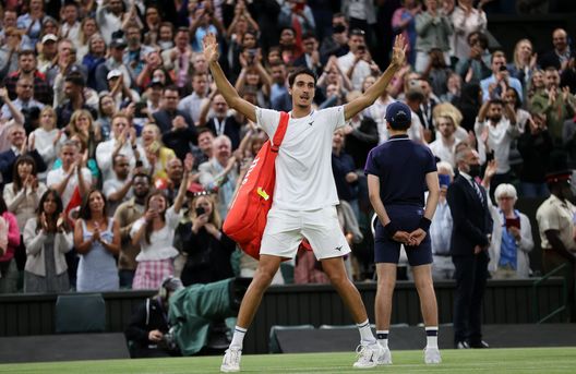 LONDON, ENGLAND - JULY 05: Lorenzo Sonego of Italy shows his appreciation to fans as he walks off the court after loosing his Men's Singles Fourth Round match against Roger Federer of Switzerland during Day Seven of The Championships - Wimbledon 2021 at All England Lawn Tennis and Croquet Club on July 05, 2021 in London, England. (Photo by Clive Brunskill/Getty Images) LONDON, ENGLAND - JULY 05: Lorenzo Sonego of Italy shows his appreciation to fans as he walks off the court after loosing his Men's Singles Fourth Round match against Roger Federer of Switzerland during Day Seven of The Championships - Wimbledon 2021 at All England Lawn Tennis and Croquet Club on July 05, 2021 in London, England. (Photo by Clive Brunskill/Getty Images)