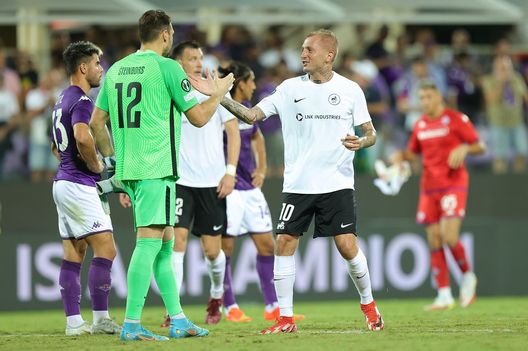 FLORENCE, ITALY - SEPTEMBER 08: Pavels teinbors goalkeeper of FK RFS and Deniss Rakels of FK RFS during the UEFA Europa Conference League group A match between ACF Fiorentina and Rīgas Futbola skola at Stadio Artemio Franchi on September 8, 2022 in Florence, Italy. (Photo by Gabriele Maltinti/Getty Images) VIDEO – Guardate Steinbors: contro i viola un eroe, in nazionale un disastro- immagine 2