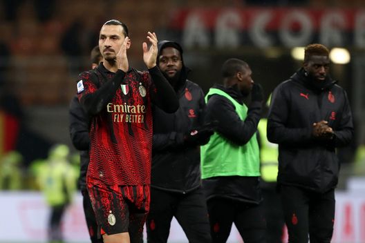 MILAN, ITALY - FEBRUARY 26: Zlatan Ibrahimovic of AC Milan applauds their fans after the Serie A match between AC MIlan and Atalanta BC at Stadio Giuseppe Meazza on February 26, 2023 in Milan, Italy. (Photo by Marco Luzzani/Getty Images) Ibrahimovic avverte: “Stiamo meglio. Io sono ancora il più forte di tutti”- immagine 2