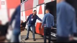 VIDEO Twente-Ajax, ancora razzismo nel calcio: Berghuis tira un pugno al tifoso