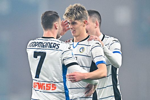 GENOA, ITALY - FEBRUARY 11: Charles De Ketelaere of Atalanta (center) celebrates with his team-mates Teun Koopmeiners and Emil Holm after scoring a goal during the Serie A TIM match between Genoa CFC and Atalanta BC - Serie A TIM at Stadio Luigi Ferraris on February 11, 2024 in Genoa, Italy. (Photo by Simone Arveda/Getty Images) Atalanta, l’esito degli esami di De Ketelaere: l’infortunio e i tempi- immagine 2