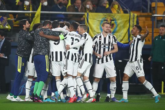 (Getty Images) Vlahovic sfonda poi risponde Parejo. La Juve pareggia contro il Villareal- immagine 2