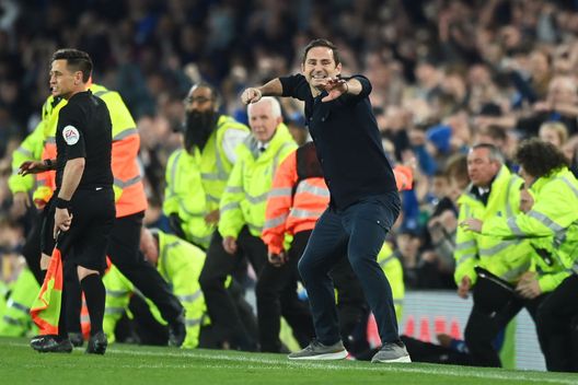 LIVERPOOL, ENGLAND - MAY 19: Frank Lampard, Manager of Everton celebrates following their sides victory as they avoid relegation after the Premier League match between Everton and Crystal Palace at Goodison Park on May 19, 2022 in Liverpool, England. (Photo by Michael Regan/Getty Images) Gioia Lampard: “È uno dei momenti più belli della mia vita, ho quasi pianto” - immagine 1