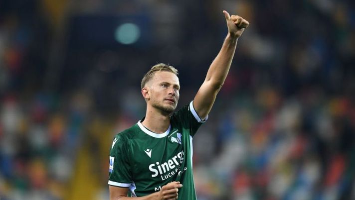 UDINE, ITALY - OCTOBER 27: Antonin Barak of Hellas Verona greet his fans during the Serie A match between Udinese Calcio and Hellas Verona FC at Dacia Arena on October 27, 2021 in Udine, Italy. (Photo by Alessandro Sabattini/Getty Images) Affare Barak, le cifre finali: ecco la data per le visite e occhio al ritorno su Bajrami - immagine 1