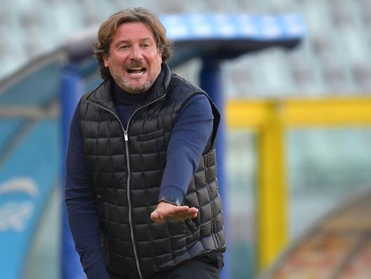 TURIN, ITALY - NOVEMBER 08: FC Crotone head coach Giovanni Stroppa issues instructions during the Serie A match between Torino FC and FC Crotone at Stadio Olimpico di Torino on November 8, 2020 in Turin, Italy. (Photo by Valerio Pennicino/Getty Images) TURIN, ITALY - NOVEMBER 08: FC Crotone head coach Giovanni Stroppa issues instructions during the Serie A match between Torino FC and FC Crotone at Stadio Olimpico di Torino on November 8, 2020 in Turin, Italy. (Photo by Valerio Pennicino/Getty Images)