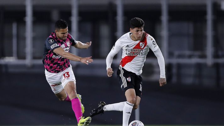 BUENOS AIRES, ARGENTINA - MAY 19: Kelvin Osorio of Independiente Santa Fe competes for the ball with Jorge Carrascal of River Plate during a match between River Plate and Independiente Santa Fe as part of Group D of Copa CONMEBOL Libertadores 2021 at Estadio Monumental Antonio Vespucio Liberti on May 19, 2021 in Buenos Aires, Argentina. (Photo by Juan Ignacio Roncoroni - Pool/Getty Images) 