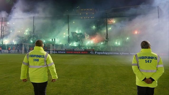 Fumogeni, scontri e derby rinviati in passato Fumogeni, scontri e derby rinviati in passato