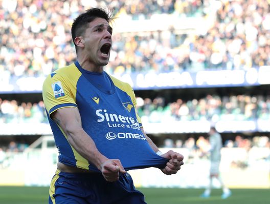 VERONA, ITALY - FEBRUARY 27: Giovanni Simeone of Hellas Verona celebrates after scoring the opening goal during the Serie A match between Hellas Verona and Venezia FC at Stadio Marcantonio Bentegodi on February 27, 2022 in Verona, Italy. (Photo by Emilio Andreoli/Getty Images) Hellas Verona, ufficiale il riscatto di Simeone: ma permanenza non scontata- immagine 2