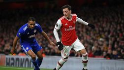 C’è chi dice no, Ozil litiga con l’Arsenal. Rifiutato il taglio dello stipendio