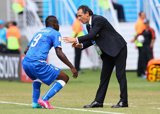 NATAL, BRAZIL - JUNE 24: Head coach Cesare Prandelli of Italy speaks to Mario Balotelli during the 2014 FIFA World Cup Brazil Group D match between Italy and Uruguay at Estadio das Dunas on June 24, 2014 in Natal, Brazil. (Photo by Jamie Squire/Getty Images)