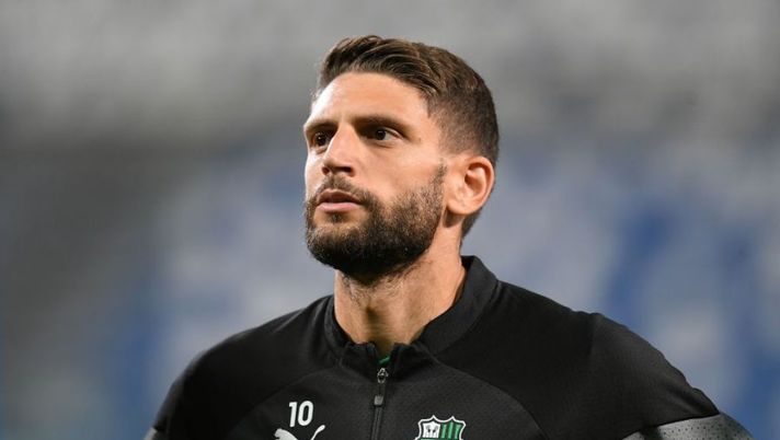 REGGIO NELL'EMILIA, ITALY - AUGUST 20: Domenico Berardi of US Sassuolo looks on during the Serie A match between US Sassuolo and US Lecce at Mapei Stadium - Citta' del Tricolore on August 20, 2022 in Reggio nell'Emilia, . (Photo by Alessandro Sabattini/Getty Images) Gazzetta di Modena: “Berardi, nessun rischio: con ogni probabilità stasera…” - immagine 1