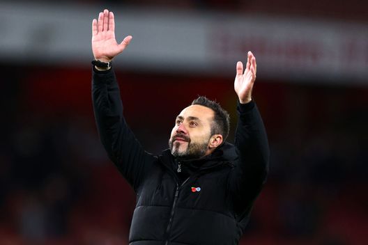 LONDON, ENGLAND - NOVEMBER 09: Roberto De Zerbi, Manager of Brighton & Hove Albion acknowledges the fans following their side's victory in the Carabao Cup Third Round match between Arsenal and Brighton & Hove Albion at Emirates Stadium on November 09, 2022 in London, England. (Photo by Clive Rose/Getty Images) De Zerbi show: “Partita fantastica, ai ragazzi dico di restare qui per imparare, divertirsi e sognare” - immagine 1