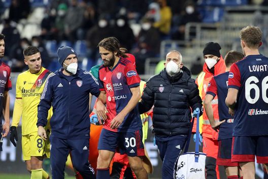 CAGLIARI, ITALY - JANUARY 11: Leonardo Pavoletti of Cagliari injured during the Serie A match between Cagliari Calcio v Bologna FC at Sardegna Arena on January 11, 2022 in Cagliari, Italy. (Photo by Enrico Locci/Getty Images)