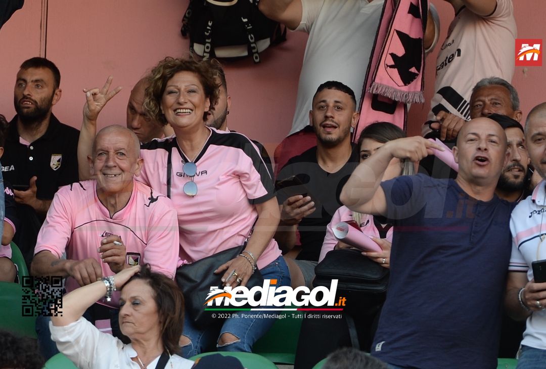 Fototifo, facce da Serie B. I tifosi allo stadio per Palermo-Padova 1-0 - immagine 96
