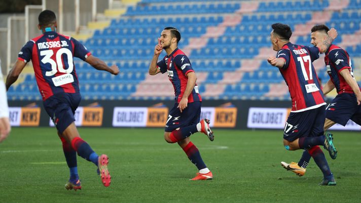 CROTONE, ITALY - MARCH 07: Adam Ounas of Crotone celebrates his team's 4th goal during the Serie A match between FC Crotone  and Torino FC at Stadio Comunale Ezio Scida on March 07, 2021 in Crotone, Italy. (Photo by Maurizio Lagana/Getty Images) 
