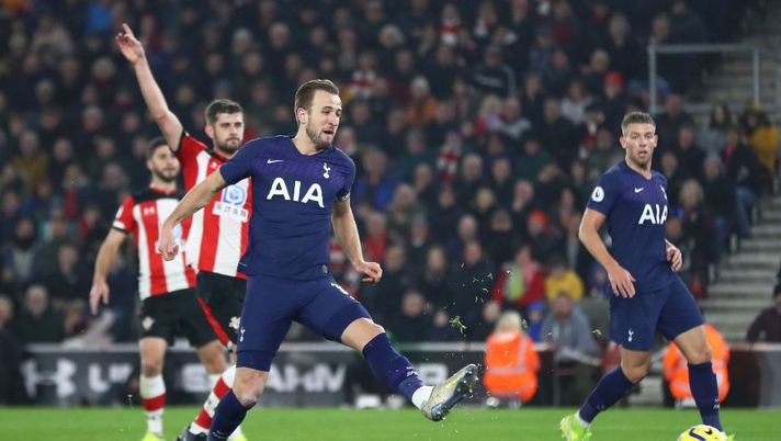 SOUTHAMPTON, ENGLAND - JANUARY 01: Harry Kane of Tottenham Hotspur scores his team's first goal which is then disallowed for offside by VAR during the Premier League match between Southampton FC and Tottenham Hotspur at St Mary's Stadium on January 01, 2020 in Southampton, United Kingdom. (Photo by Michael Steele/Getty Images) 