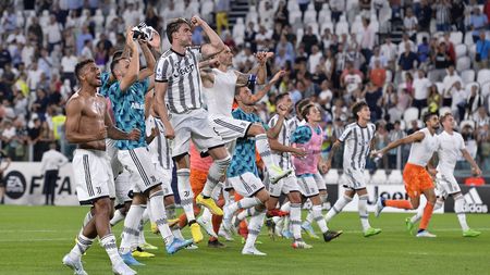 TURIN, ITALY - AUGUST 15: Juventus players celebrate the victory during the Serie A match between Juventus and US Sassuolo at Allianz Stadium on August 15, 2022 in Turin, Italy. (Photo by Filippo Alfero - Juventus FC/Juventus FC via Getty Images)