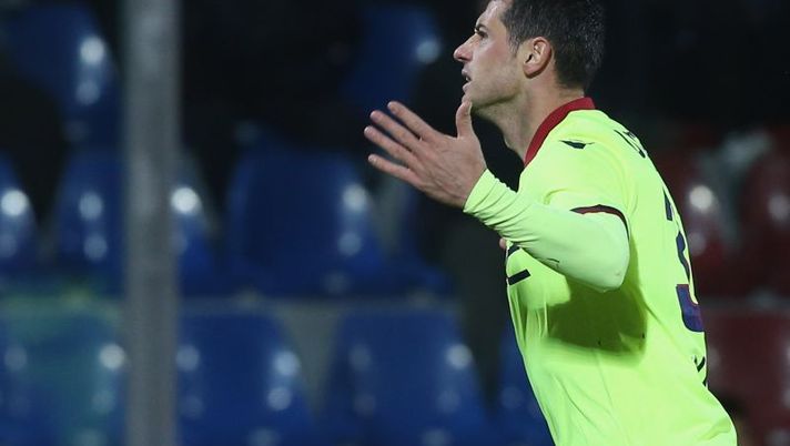 CROTONE, ITALY - JANUARY 14: Blerim Dzemaili of Bologna celebrates after scoring his team's opening goal during the Serie A match between FC Crotone and Bologna FC at Stadio Comunale Ezio Scida on January 14, 2017 in Crotone, Italy. (Photo by Maurizio Lagana/Getty Images) Bologna, chi accanto a Dzemaili? Due grandi dubbi e un caso spinoso - immagine 1