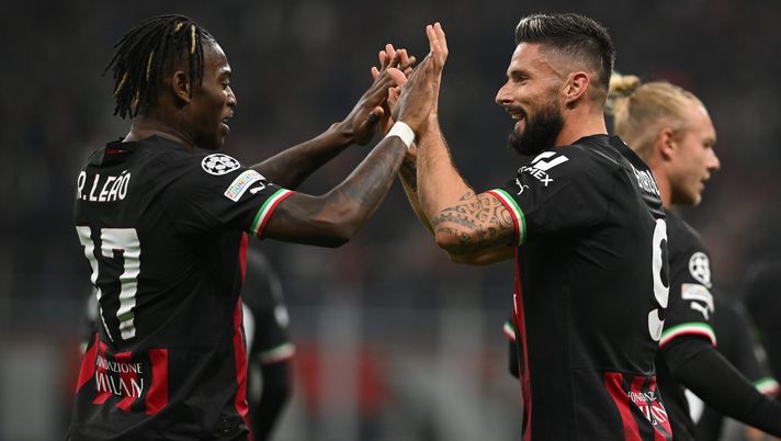 MILAN, ITALY - NOVEMBER 02: Olivier Giroud of AC Milan celebrates with Rafael Leao after scoring the opening goal during the UEFA Champions League group E match between AC Milan and FC Salzburg at Giuseppe Meazza Stadium on November 02, 2022 in Milan, Italy. (Photo by Claudio Villa/AC Milan via Getty Images) Milan, il punto sui rinnovi: intesa raggiunta con Giroud, stallo Leao - immagine 1