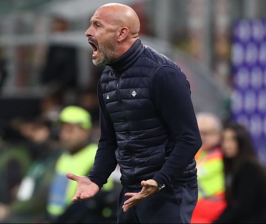 MILAN, ITALY - NOVEMBER 13: ACF Fiorentina coach Vincenzo Italiano shouts to his players during the Serie A match between AC Milan and ACF Fiorentina at Stadio Giuseppe Meazza on November 13, 2022 in Milan, Italy. (Photo by Marco Luzzani/Getty Images) Castrovilli: “Italiano è un trascinatore vero, ci massacra in allenamento”- immagine 2