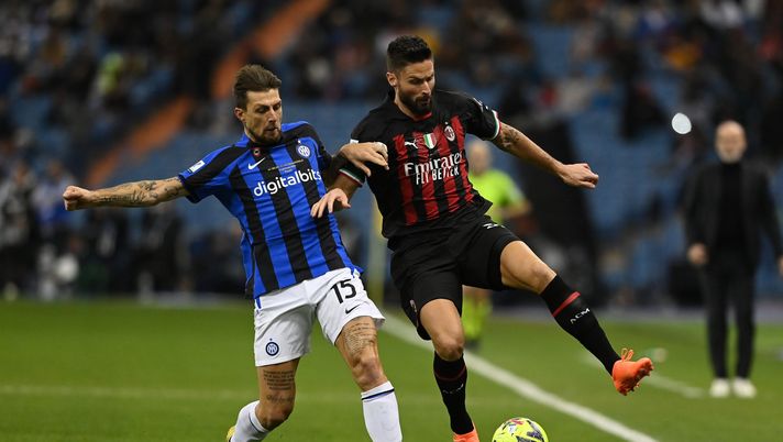 RIYADH, SAUDI ARABIA - JANUARY 18: Olivier Giroud of AC Milan competes for the ball with Francesco Acerbi of FC Internazionale during the EA Sports Supercup match between AC Milan and FC Internazionale at King Fahd International Stadium on January 18, 2023 in Riyadh, Saudi Arabia. (Photo by Claudio Villa/AC Milan via Getty Images) Milan, questi i duelli che potrebbero decidere il Derby della Madonnina - immagine 1